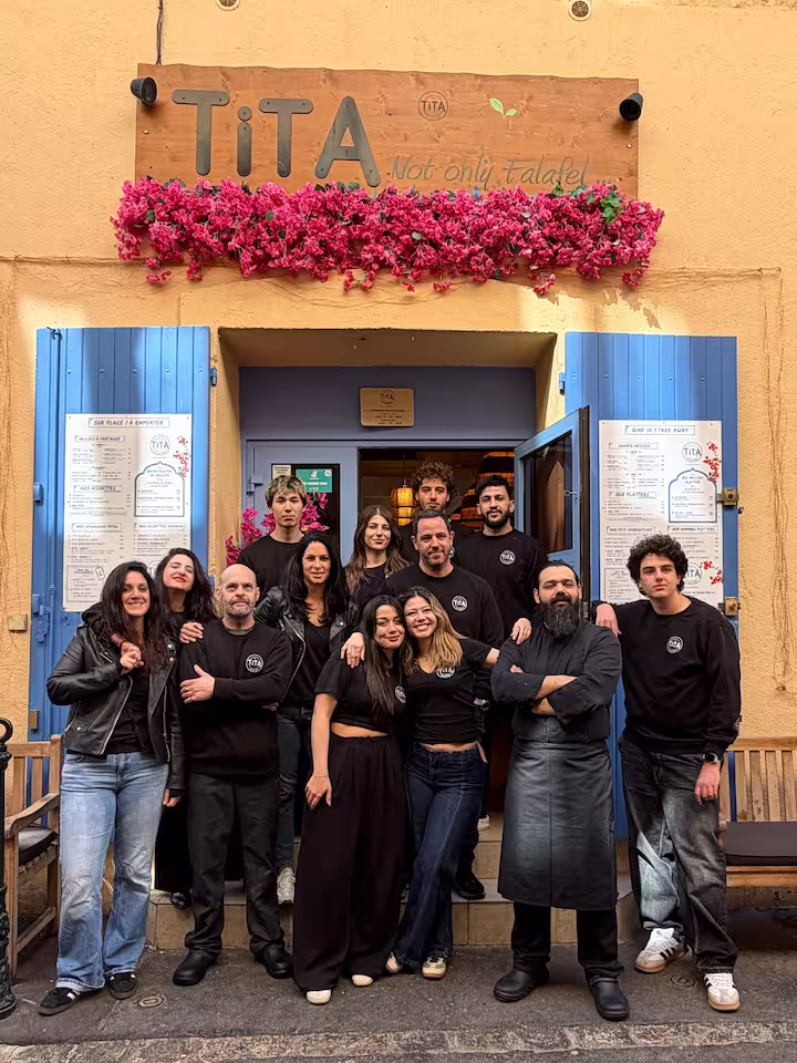 Toute l'équipe TITA devant le restaurant à Aix-en-Provence